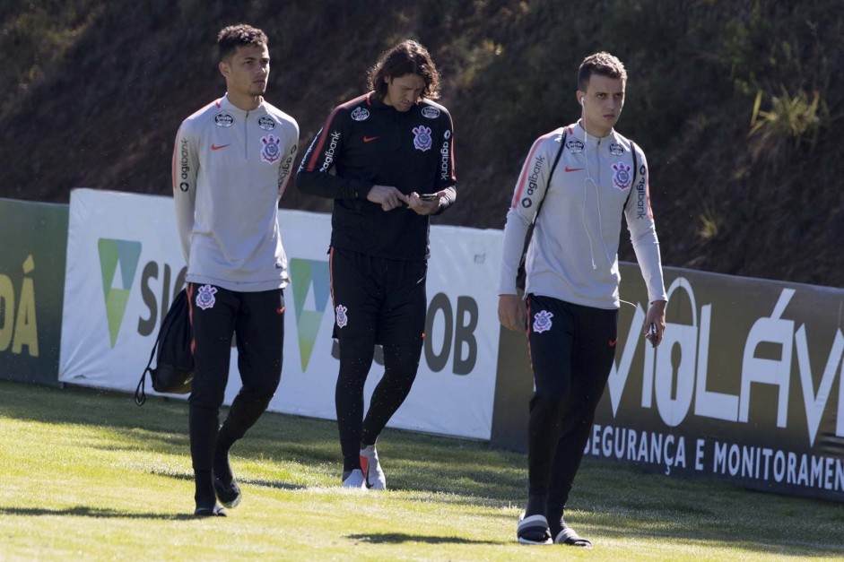 Thiaguinho, Cássio e Rodrigo Figueiredo no treino desta segunda-feira em Chapecó