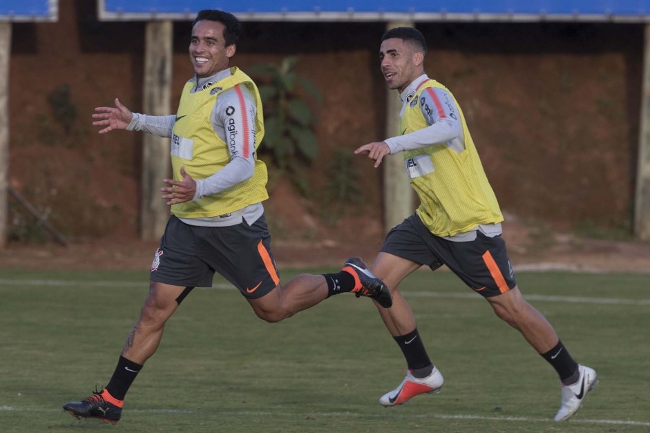 Jadson e Gabriel durante o ltimo treino do Corinthians em Chapec