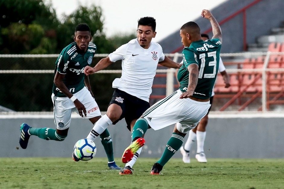 Fabrício Oya durante jogo contra o Palmeiras, pelo Brasileiro Sub-20
