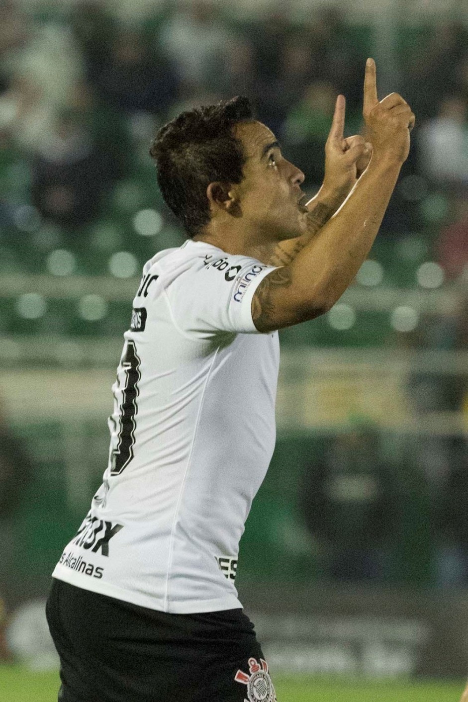 Jadson comemorando seu gol de falta contra a Chapecoense, pela Copa do Brasil