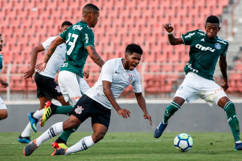Jordan sofrendo dura falta durante jogo contra o Palmeiras, pelo Brasileiro Sub-20