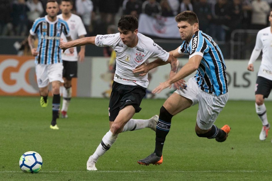 Ángelo Araos jogou de meia e até ponta esquerda diante do Grêmio, no Brasileiro