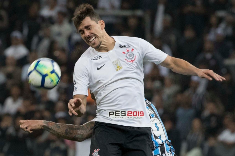 Avelar em jogada contra o Grêmio, pela última rodada do primeiro do Brasileirão