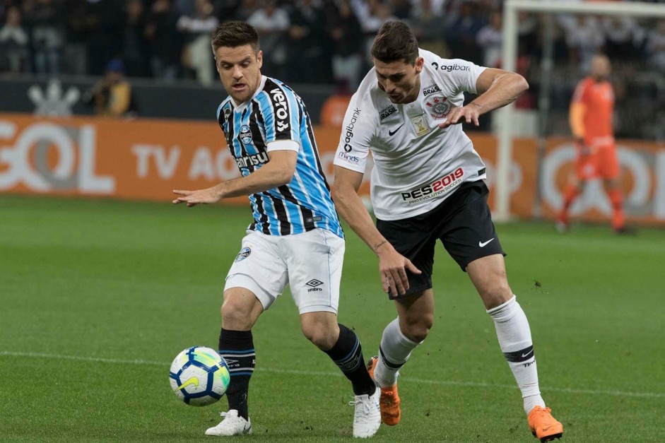 Danilo Avelar atuando contra o Grêmio, pelo Campeonato Brasileiro