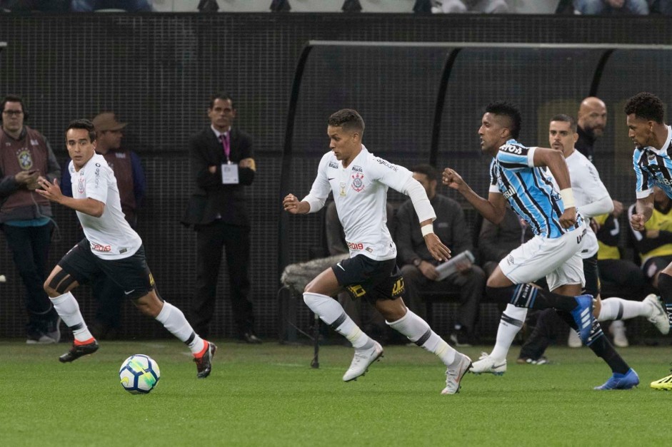 Jadson e Pedrinho durante jogo contra o Grêmio, pelo Campeonato Brasileiro