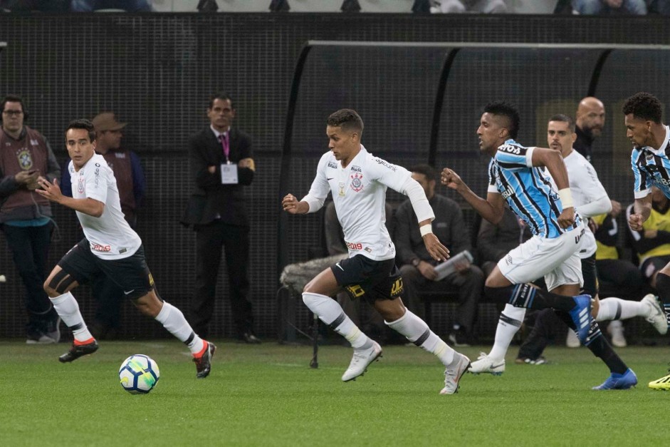 Jadson e Pedrinho durante jogo contra o Grmio, pelo Campeonato Brasileiro