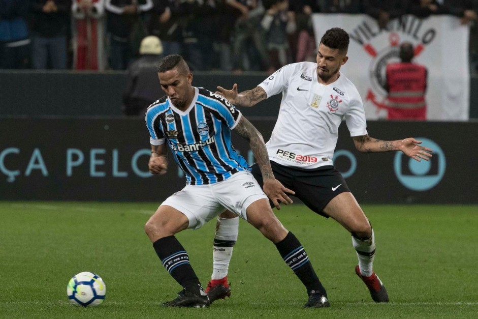 Zagueiro Pedro Henrique, em jogo contra o Grmio, na Arena Corinthians