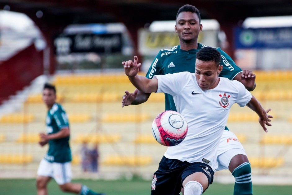 Janderson durante partida contra o Palmeiras, pelo Paulista Sub-20