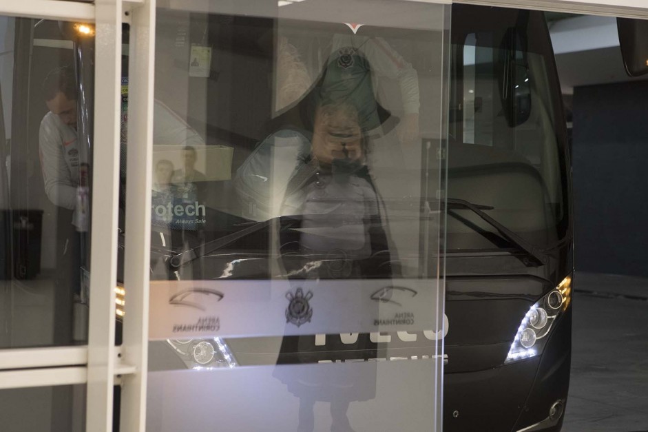 Ônibus do Corinthians chega à Arena para duelo contra o Grêmio