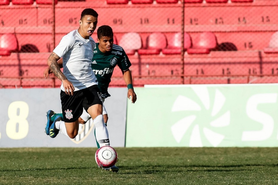 Rafael Bilu jogando contra o Palmeiras, pelo Paulista Sub-20
