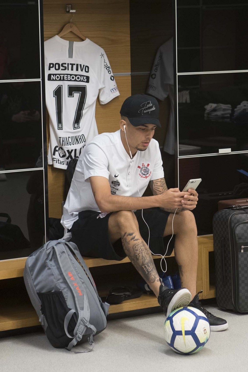 Thiaguinho no vestiário da Arena Corinthians antes do jogo contra o Grêmio