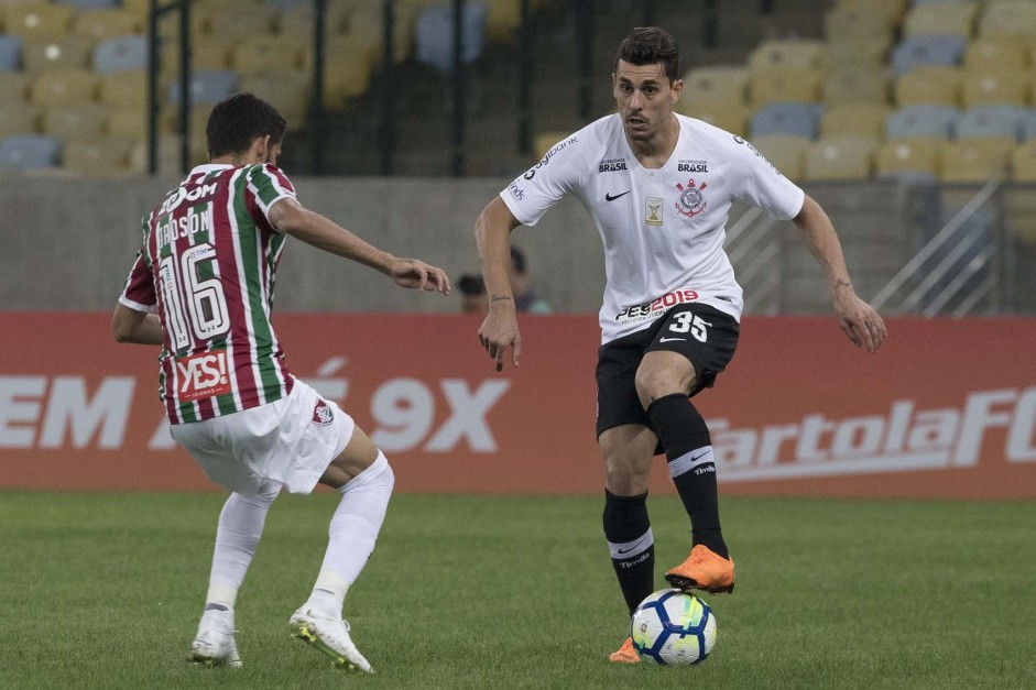 Danilo Avelar durante jogo contra o Fluminense, no Maracan, pelo Brasileiro