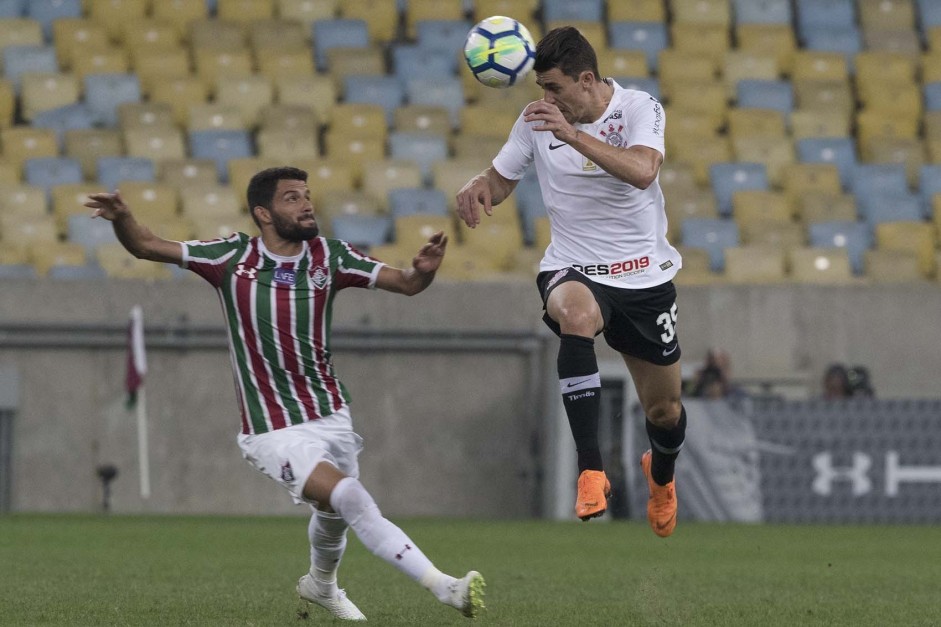 Danilo Avelar durante o jogo contra o Fluminense, no Maracan