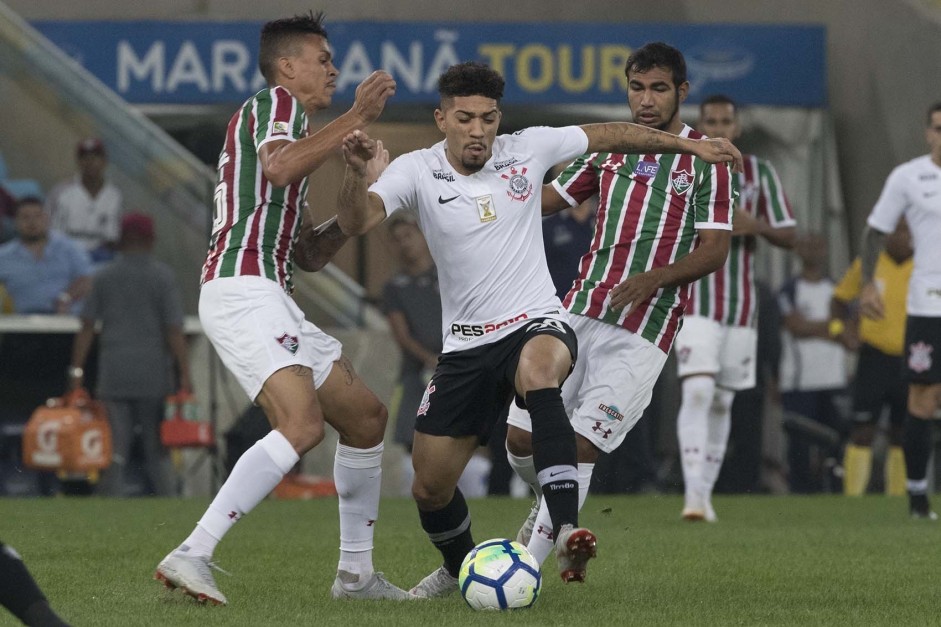 Douglas durante partida contra o Fluminense, pelo Brasileirão, no Maracanã