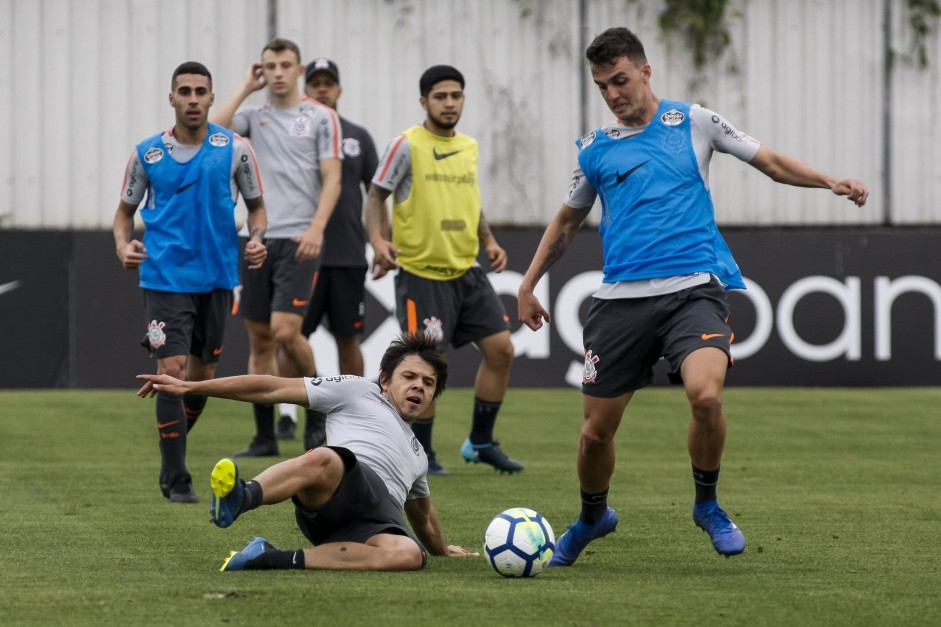 Jogadores durante o treinamento desta sexta-feira no CT Joaquim Grava