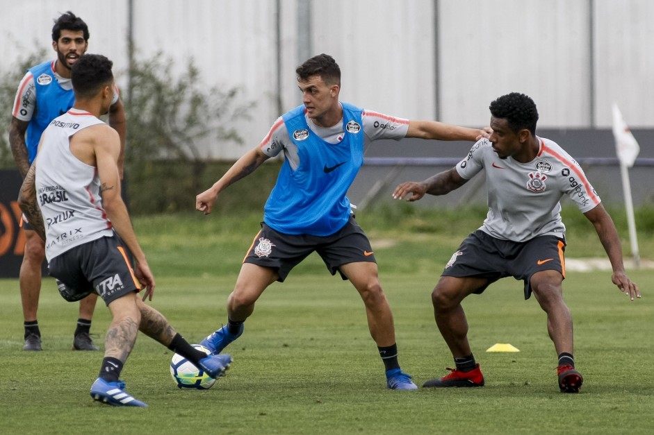 Jogadores durante o treinamento desta sexta-feira no CT Joaquim Grava