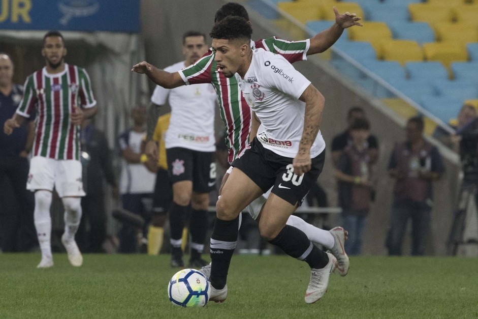 O volante Douglas durante jogo contra o Fluminense, pelo Brasileiro, no Marcan