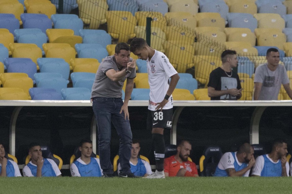 Osmar Loss passa instrues ao meia Pedrinho durante partida contra o Fluminense, no Maracan