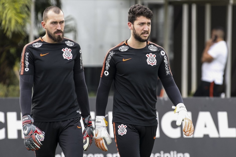 Goleiros fazem atividade no treino desta sexta