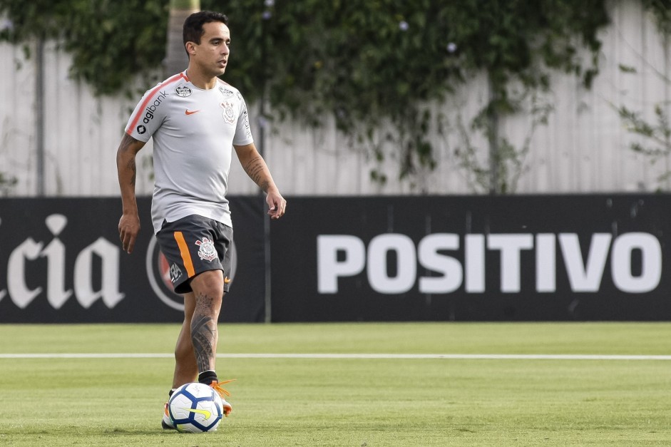 Treinando bem, Jadson colhe os frutos dentro de campo