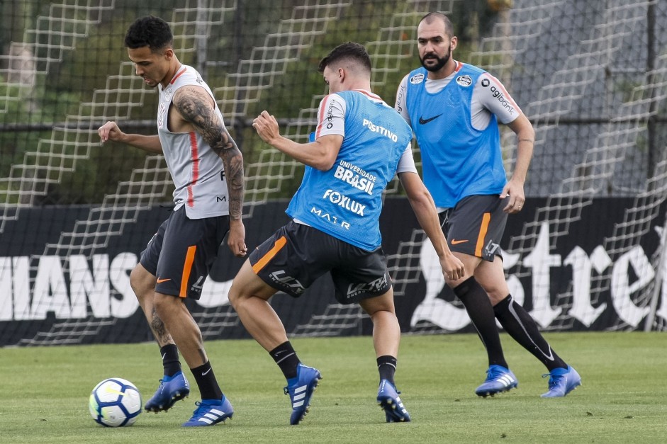 Jogadores durante o treinamento desta sexta-feira no CT Joaquim Grava
