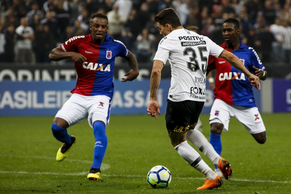 Danilo Avelar atuando contra o Paran, na Arena Corinthians