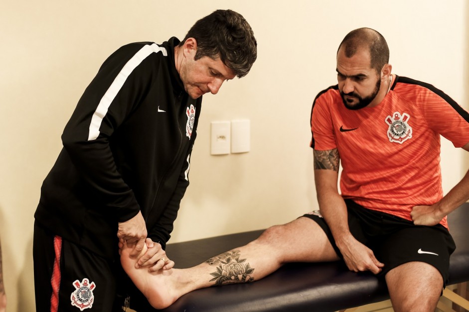 Danilo fazendo alongamento no vestiário