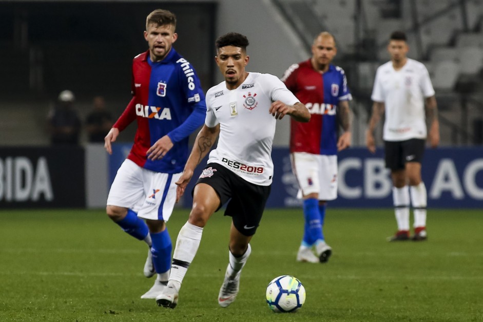 Douglas atuando contra o Paraná, na Arena Corinthians