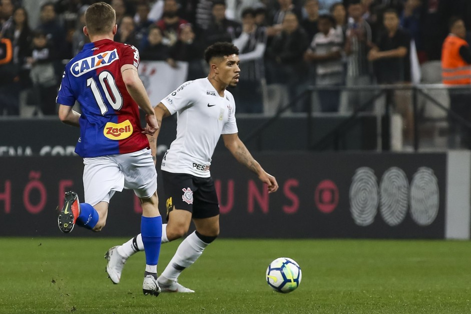 Douglas durante a partida contra o Paraná Clube