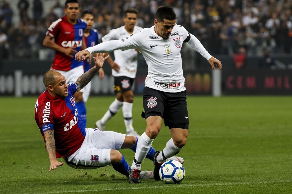 Fagner durante jogo contra o Paraná, na Arena Corinthians