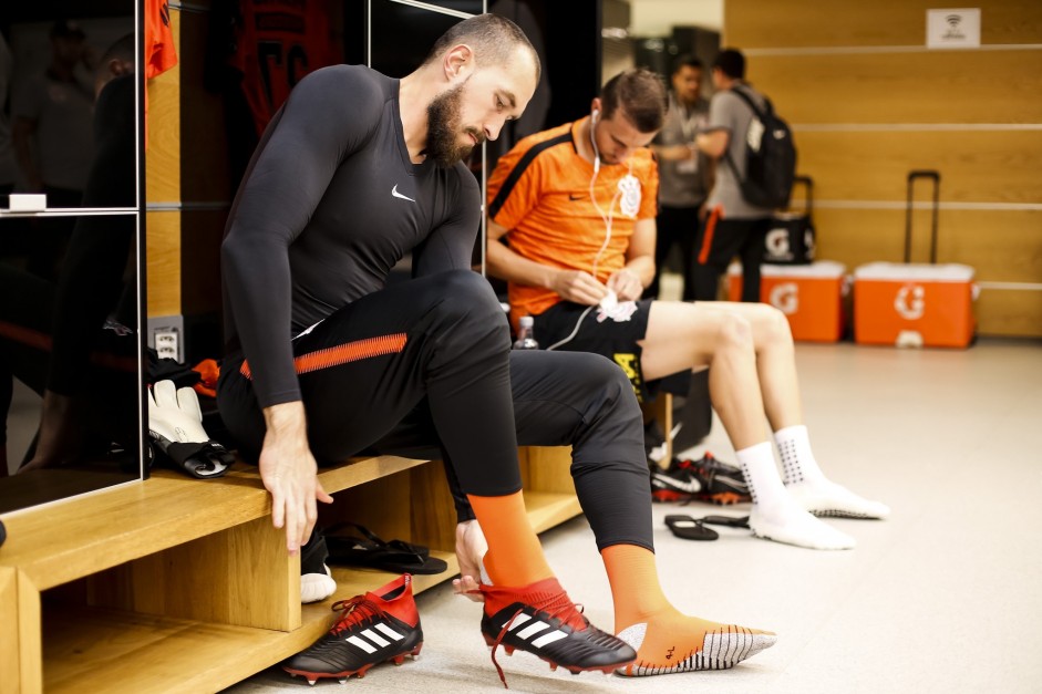 Goleiro Walter se preparando para partida contra o Paraná