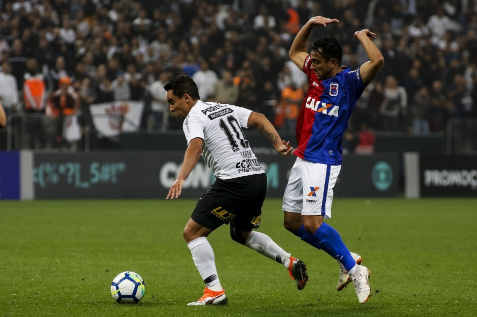 Jadson atuando contra o Paraná, na Arena Corinthians