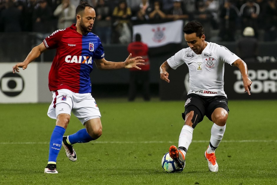 Jadson durante jogo contra o Paran, na Arena Corinthians