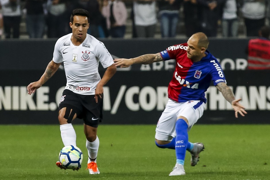 Jadson durante o jogo contra o Paraná Clube, pela Campeonato Brasileiro.