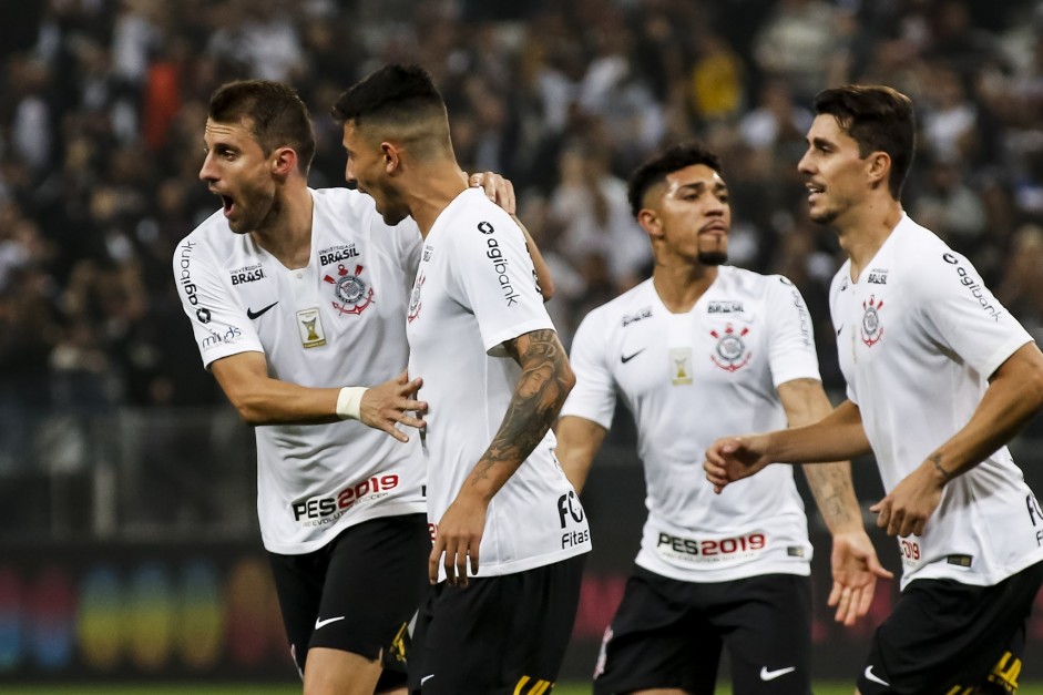 Jogadores comemoram gol do zagueiro Henrique na partida contra o Paraná Clube