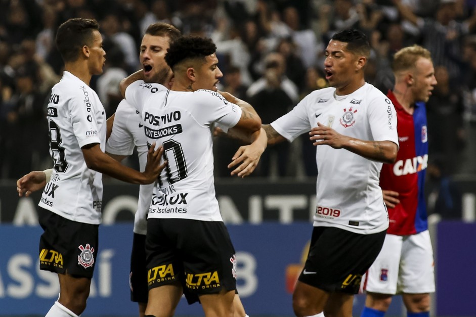 Jogadores comemoram gol do zagueiro Henrique na partida contra o Paran Clube