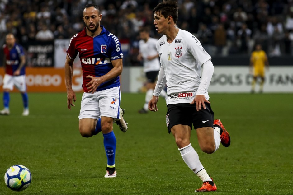 Mateus Vital atuando contra o Paraná, na Arena Corinthians