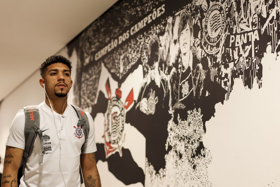 Meio-Campo Douglas chegando na Arena Corinthians