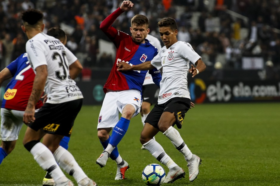 Pedrinho atuando contra o Paraná, na Arena Corinthians