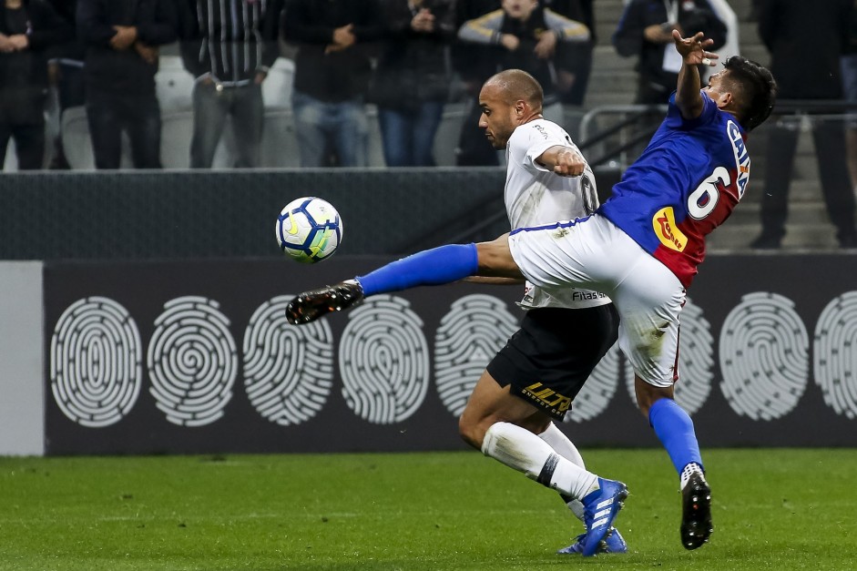 Roger atuando contra o Paran, na Arena Corinthians