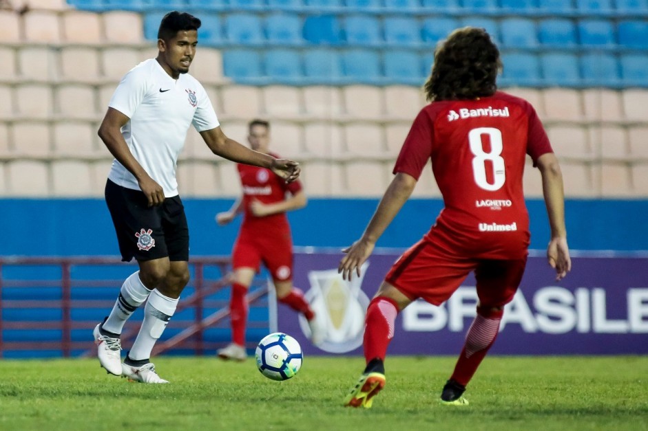 Com belo gol de Fabricio Oya e outro de Rafael Bilu, o Timão derrotou o Internacional por 2 a 0.
