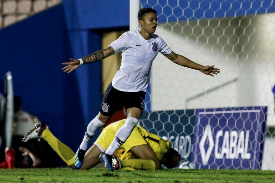 Com belo gol de Fabricio Oya e outro de Rafael Bilu, o Timão derrotou o Internacional por 2 a 0