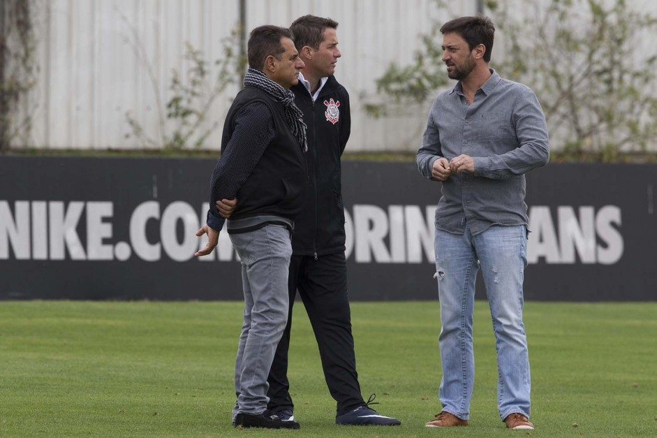 Dirigentes estiveram presentes no treino desta segunda-feira.