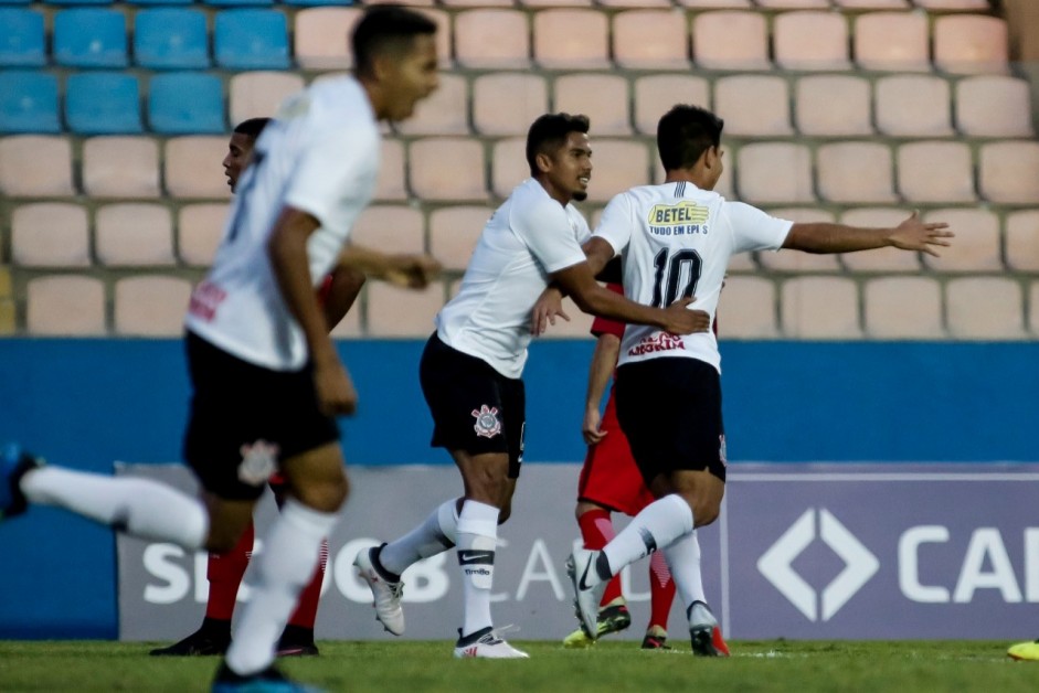 Oya durante comemoração do seu gol contra o Internacional, pelo Brasileiro sub-20