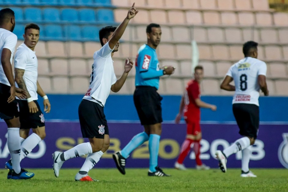 Fabrcio Oya em comemorao ao gol contra o Internacional, pelo Brasileiro sub-20