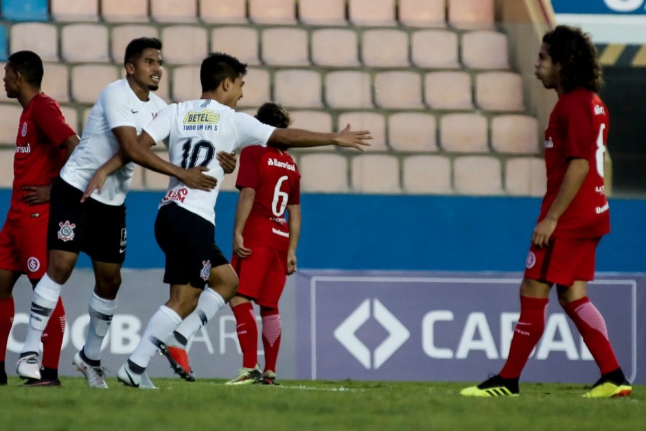 Fabrício Oya comemora seu gol marcado contra o Internacional pelo Campeonato Brasileiro sub-20