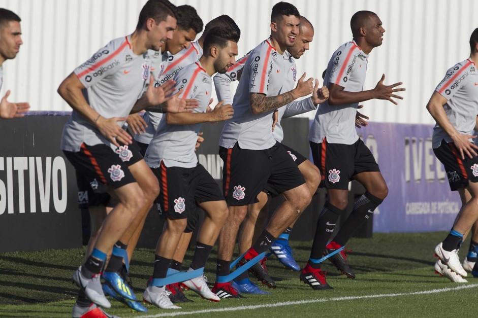 Jogadores treinam para enfrentar o Colo-Colo pela Libertadores da América.