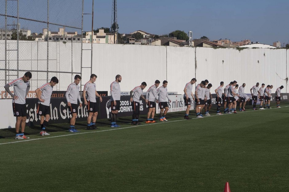 Jogadores treinam para enfrentar o Colo-Colo pela Libertadores da América.