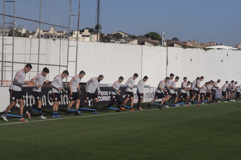 Jogadores treinam para enfrentar o Colo-Colo pela Libertadores da América.