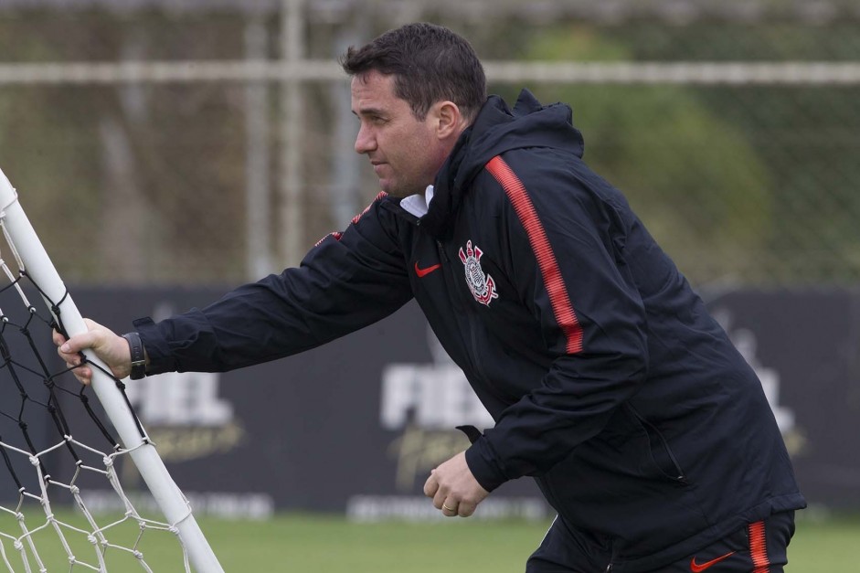 Osmar Loss comandou a equipe no treino em preparao para a Libertadores